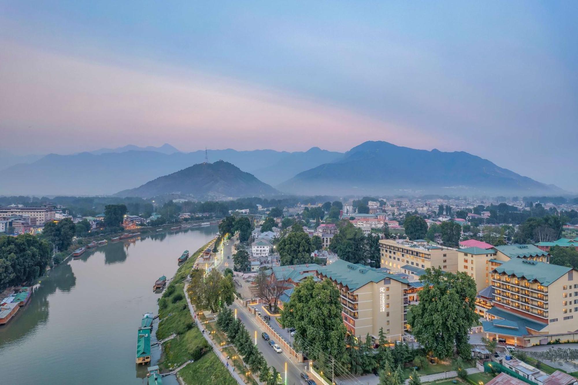 Radisson Collection Hotel & Spa, Riverfront Srinagar Exteriér fotografie