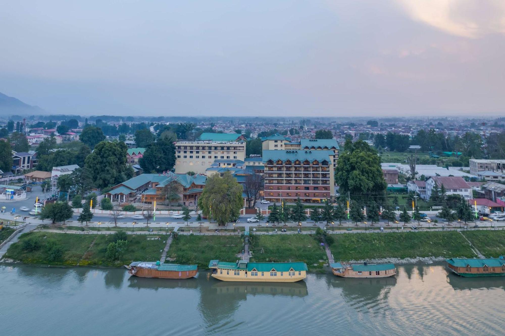 Radisson Collection Hotel & Spa, Riverfront Srinagar Exteriér fotografie