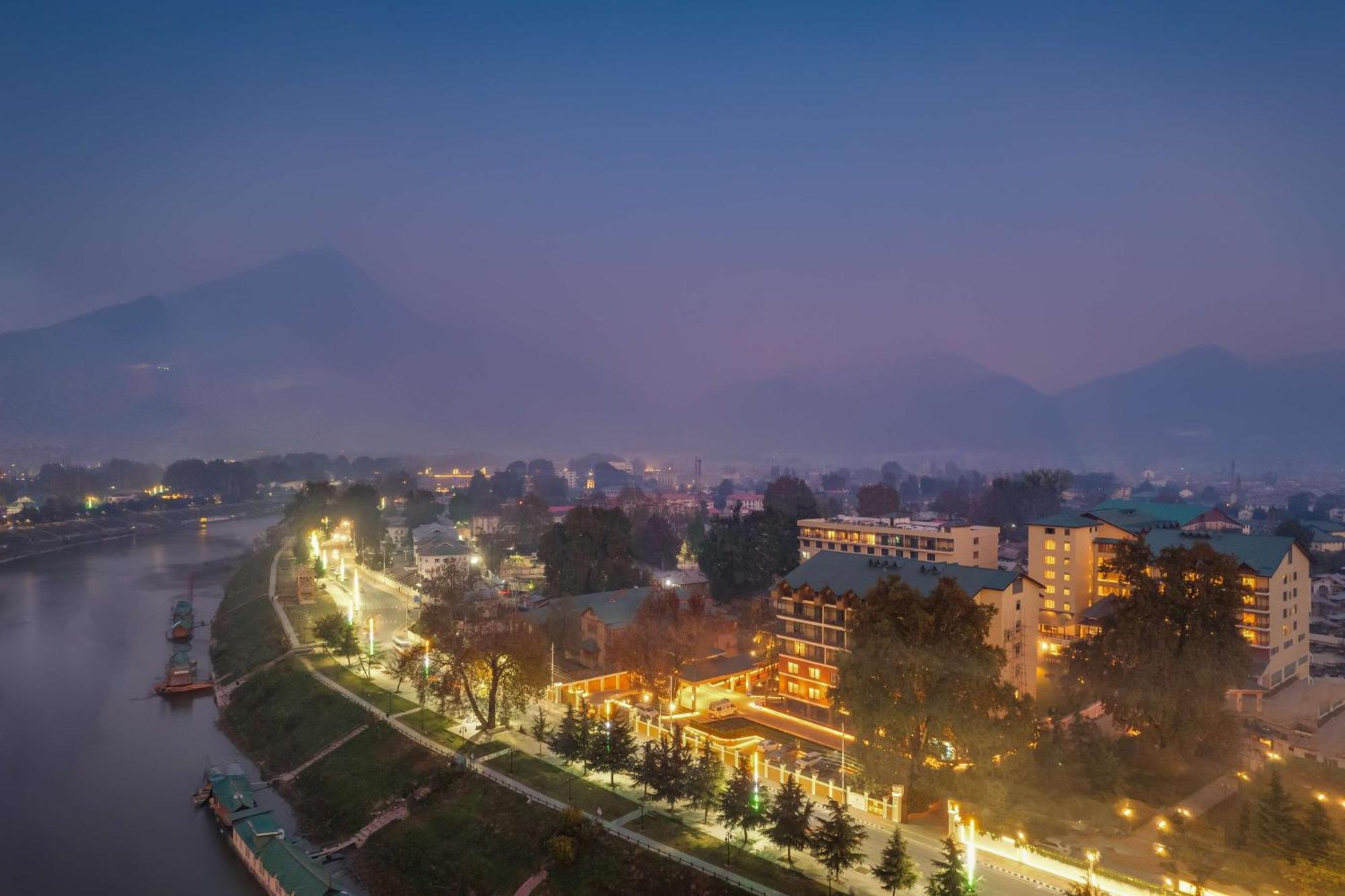 Radisson Collection Hotel & Spa, Riverfront Srinagar Exteriér fotografie