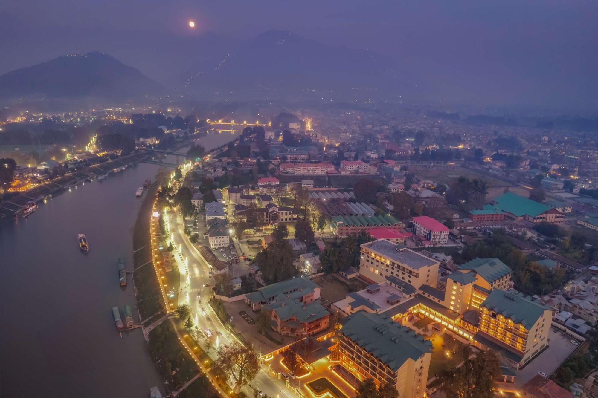 Radisson Collection Hotel & Spa, Riverfront Srinagar Exteriér fotografie